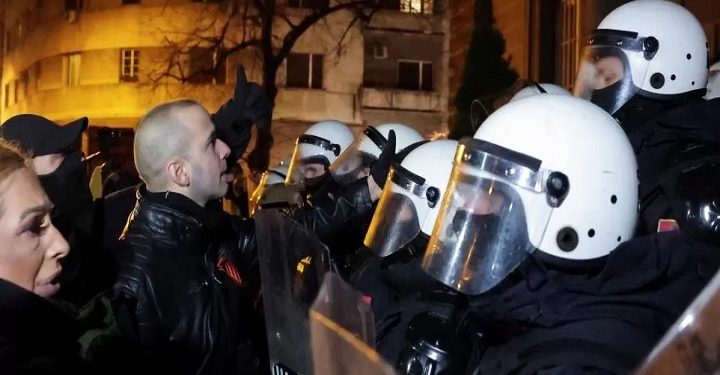 கொசோவோ ஒப்பந்தத்தில் கையெழுத்திட்டால் செர்பியாவில் கலவரம் ஏற்படும்: ஆர்ப்பாட்டக்காரர்கள் எதிர்ப்பு!