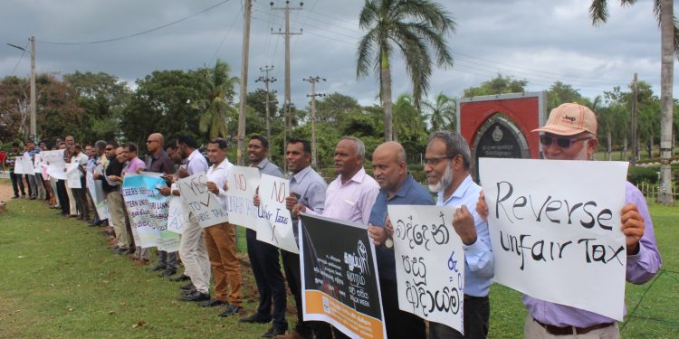 அரசின் வரி கொள்கைக்கு எதிராக தென்கிழக்கு பல்கலையில் போராட்டம்!