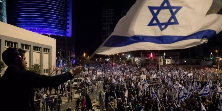 இஸ்ரேலில் புதிய நீதித்துறை மறுசீரமைப்பு சட்டங்களுக்கு எதிராக 10வது வாரமாக பாரிய எதிர்ப்பு போராட்டம்