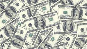 நீண்ட வரிசையில் டொலர்களுடன் காத்திருக்கும் மக்கள்