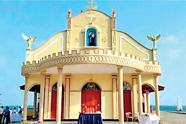 யாழ்.கச்சதீவில் சட்டவிரோத மணல் அகழ்வில் ஈடுபடும் கடற்படையினர்