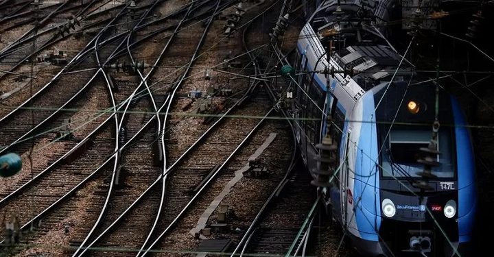 பிரான்ஸ் போக்குவரத்து- பொது சேவைகள் ஸ்தம்பிதம்!