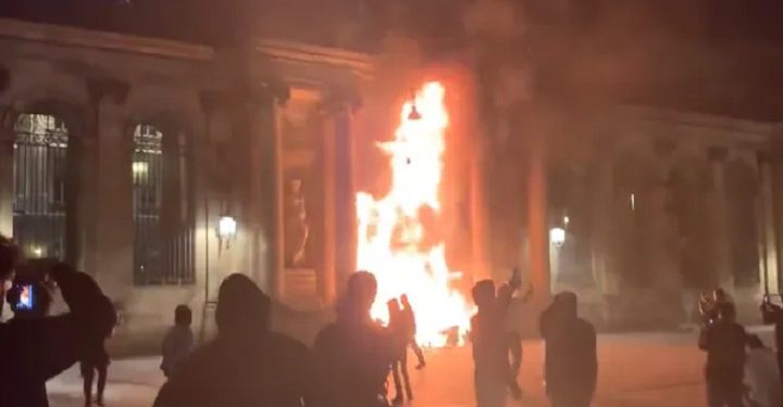 பிரான்ஸ் அரசாங்கத்துக்கெதிரான போராட்டங்களின் போது நாடு முழுவதும் 80 பேர் கைது!