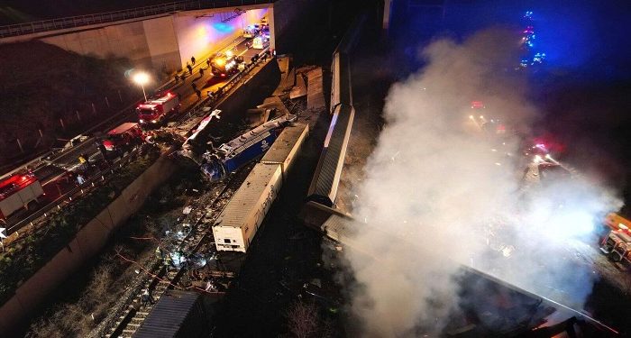 கிரீஸின் வடக்கு பகுதியில் இரண்டு ரயில்கள் மோதி விபத்து