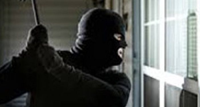 யாழில் முகமூடி வன்முறை கும்பல் வீட்டிற்கு சேதம் விளைவிப்பு!