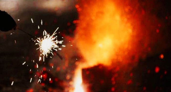 பண்டிகைக் காலங்களில் பட்டாசு வெடிக்கும் போது ஏற்படும் விபத்துகள் குறித்து அவதானமாக செயற்படுமாறு வலியுறுத்து