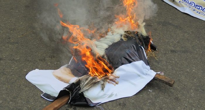 ஹாபீஸ் நசீர் அகமட்டின் உருவபொம்மையை எரித்து போராட்டம்!