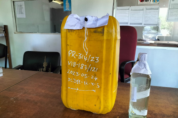 யாழில் பிடியாணையுடைய சந்தேகநபர் கசிப்புடன் கைது