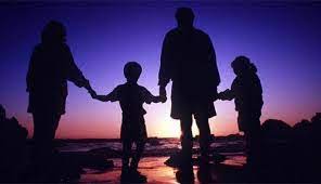 தன் பிள்ளைகளுக்காக முழு வாழ்வையே அா்ப்பணிக்கும் பெற்றோர்கள்