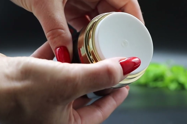 கொழும்பில் முகத்திற்கு கிரீம் பயன்படுத்தும் பெண்களுக்கு எச்சரிக்கை