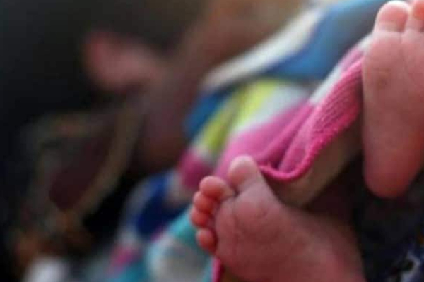 அழுத குழந்தையால் கண்டுபிடிக்கப்பட்ட இளம் தாயின் சடலம்