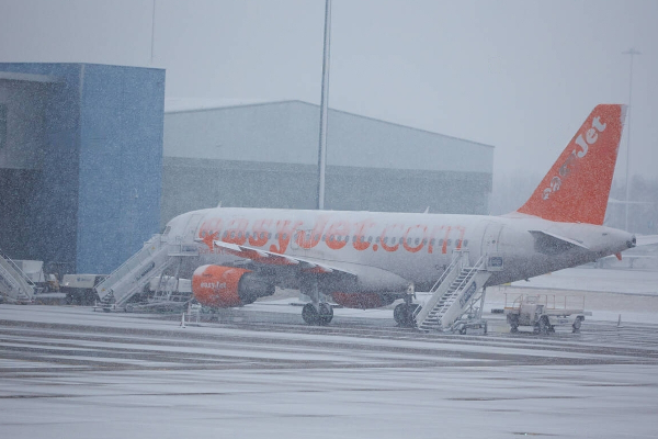 சீரற்ற வானிலை காரணமாக பிரித்தானிய விமானங்கள் ரத்து