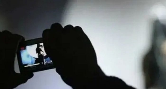 குளியலறையில் பெண்ணொருவரை வீடியோ எடுத்த பொலிஸ் சார்ஜன்ட் கைது