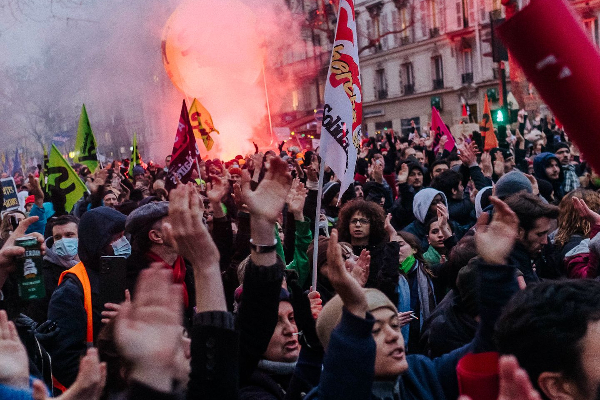 பிரான்ஸில் வெடித்த ஆர்ப்பாட்டம் - தபாலகங்களுக்கு நேர்ந்த நிலை!