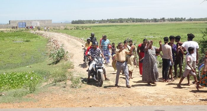 தூக்கில் தொங்கிய நிலையில் இளைஞரின் சடலமொன்று கண்டெடுப்பு !