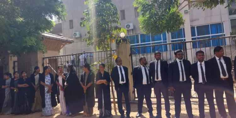 யாழ் சட்டத்தரணிகள் போராட்டம்!