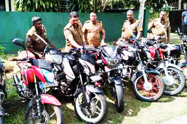 மோட்டார் சைக்கிளில் சாகசம் காட்டிய இளைஞர் குழு கைது