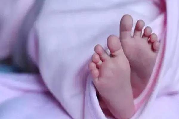 காய்ச்சல் காரணமாக எட்டு நாள் குழந்தை உயிரிழப்பு