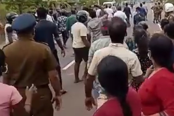 குடும்பஸ்தரொருவர் கிராம மக்களால் கொடூரமாக தாக்கப்பட்டு கொலை