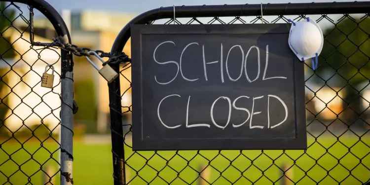 பாடசாலைகளுக்கு பூட்டு..!!