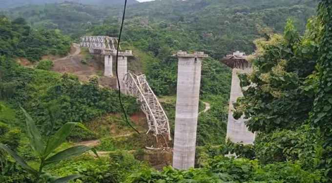 இந்தியாவில் மேம்பால விபத்து-17 பேர் உயிரிழப்பு!