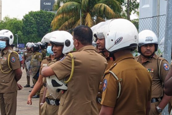 கொழும்பில் பெருந்தொகை கடவுச்சீட்டுகளுடன் சிக்கிய நபர்
