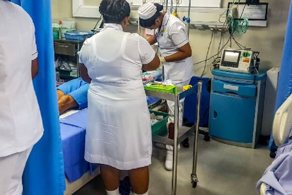 கசிப்பு அருந்தி விட்டு பாடசாலை சென்ற மாணவன் வைத்தியசாலையில் அனுமதி