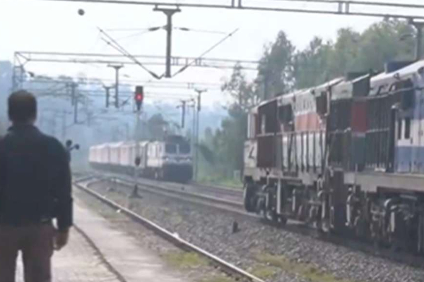 இந்தியாவில் பலரையும் அதிர்ச்சிக்குள்ளாக்கிய சம்பவம்! வைரலாகும் காணொளி