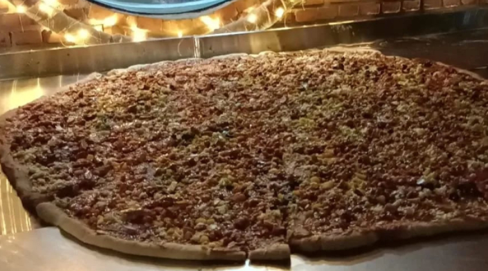 இலங்கையில் உருவாக்கப்பட்ட ராட்சத பீட்சா