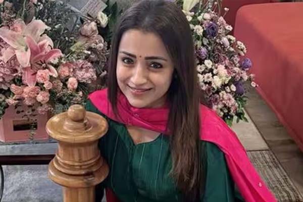 நடிகை த்ரிஷாவின் அம்மாவா இது? இவ்வளவு இளமையா இருக்காங்களே