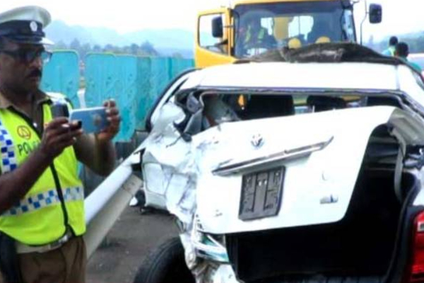 தெற்கு அதிவேக வீதியில் கோர விபத்து; பல வாகனங்கள் ஒன்றோடு ஒன்று மோதியது