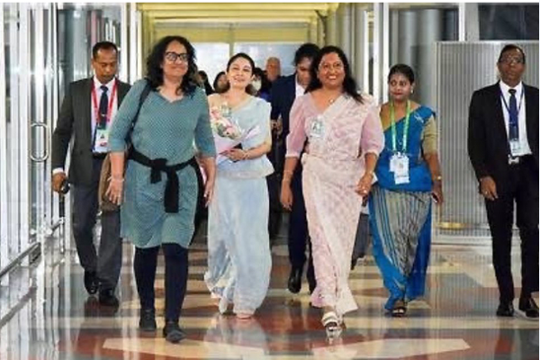 பிரதமர் ஹரினியின் வெளிநாட்டு விஜயம் தொடர்பில் எழுந்துள்ள சர்ச்சை