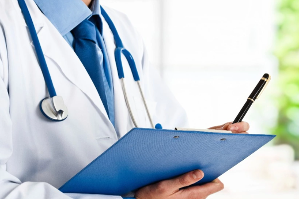 குடிபோதையில் பணிக்கு வந்த மருத்துவர்; ஆத்திரமடைந்த மக்களால் நிகழ்ந்த அதிரடி !