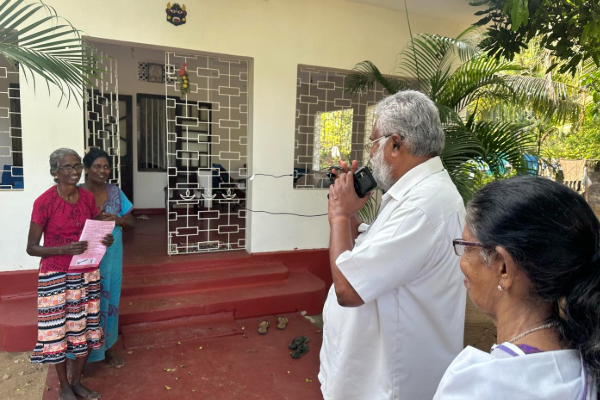 வீடு வீடாக இறங்கி வாக்கு ; பரிதாப நிலையில் டக்ளஸ் தேவேனந்தா