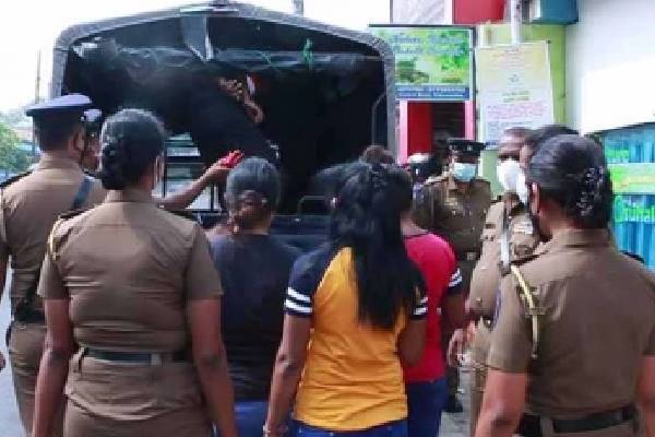 கணவர் வேலைக்குச் சென்ற பிறகு சூதாட்ட மையத்தில் சிக்கிய குடும்ப பெண்கள்!