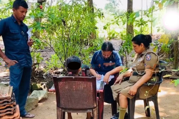 மாணவிகளை வெயிலில் முழங்காலில் நிற்க வைத்த ஆசிரியை; பொலிஸ் நிலையத்தில் முறைப்பாடு