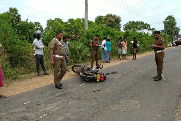 மோட்டார் சைக்கிளில் பயணித்த இருவருக்கு நேர்ந்த கதி ; எமனாக மாறிய லொறி