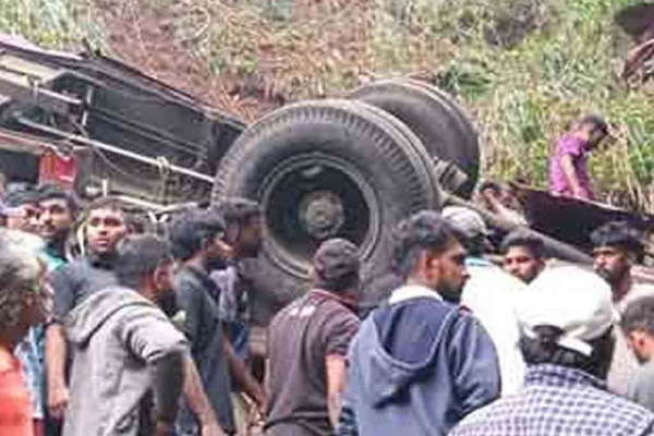 இன்று காலை இலங்கையை உலுக்கிய கோர விபத்து ; 21 ஆக உயர்ந்தது பலி எண்ணிக்கை Update