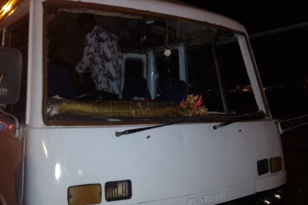 யாழிலிருந்து தென்னிலங்கை சென்ற சுற்றுலா பேருந்தின் மீது தாக்குதல்