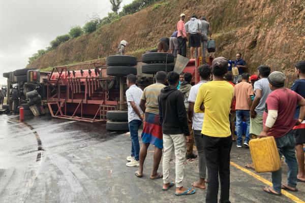 விபத்துக்குள்ளான எரிபொருள் பௌசரில் 13,000 லீட்டர் எரிபொருள் மாயம்