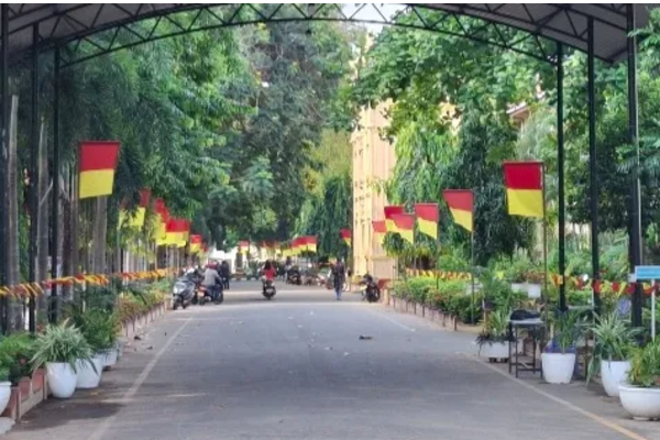 முள்ளிவாய்க்கால் நினைவேந்தல் ; சிவப்பு, மஞ்சள் கொடிகள் பறக்கும் யாழ். பல்கலை வளாகம்!