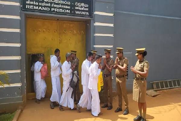 தமிழ் பகுதி சிறைச்சாலை ஒன்றில் சிறைக் காவலர்களின் கொடூரச்செயல்