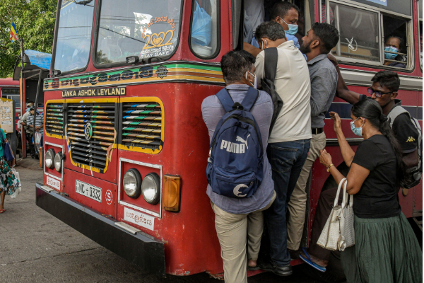 பேருந்து மிதிபலகையில் பயணித்த இளைஞன் யாழில் உயிரிழப்பு