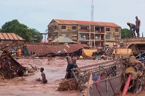 கொடிய வெள்ளத்திற்கு 700 பேர் பலி? தத்தளிக்கும் நாடு