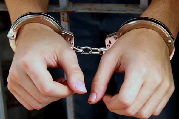 சிறையிலிருந்த கணவனுக்கு உணவு கொண்டு சென்ற 25 வயது மனைவிக்கு நேர்ந்த கதி