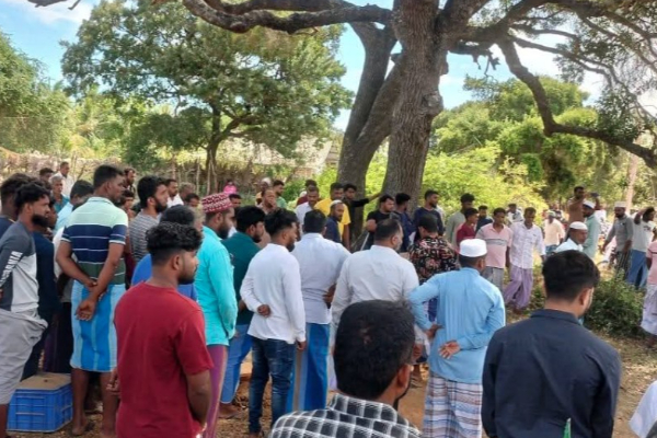 சடலத்தை அடக்கம் செய்யவிடாமல் பௌத்த பிக்கு அடாவடி ; தமிழர் பகுதியில் சம்பவம்