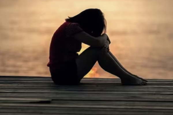 கடற்கரைக்கு காதலனுடன் வந்த கல்லூரி மாணவி ; பாலியல் வன்கொடுமை செய்த 10 பேர்