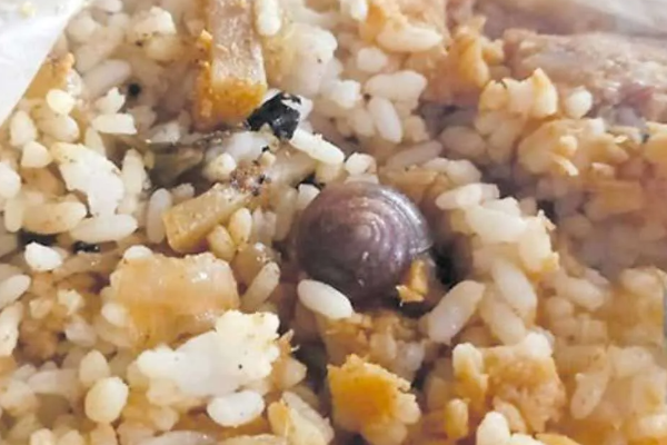 வைத்தியசாலையில் வாங்கிய சாப்பாடு பொதியில் காத்திருந்த விருந்தாளி