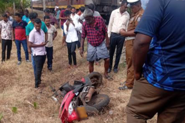 யாழ் ரயிலில் மோதிய மோட்டார் சைக்கிள்; தாய், மகளுக்கு நேர்ந்த கதி