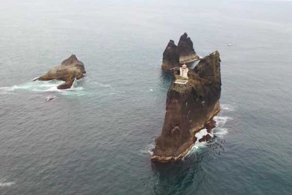 உலகின் மிகவும் ஆபத்தான பகுதி எது தெரியுமா? அதுவும் கடலுக்கு நடுவே மலையின் உச்சியில்